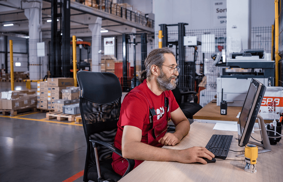 Сотрудник фармацевтического склада оформляет перевозку на ПК. Biocard - авиаперевозки грузов с температурным режимом по РФ