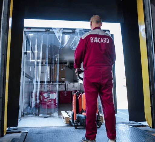 Сотрудник температурного склада Biocard перевозит на рокле грузы для температурных грузоперевозок по России и миру
