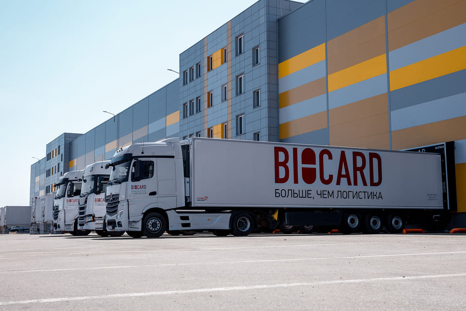 Грузовики Biocard ожидают загрузки