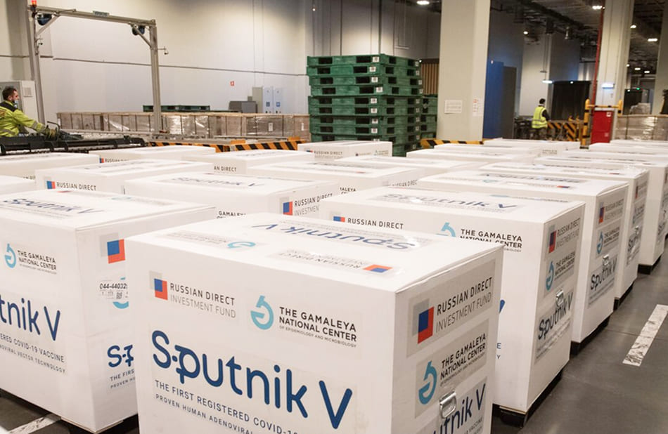 Коробки с медицинским грузом - вакциной Спутник V на складе. Biocard - авиаперевозки грузов с температурным режимом по РФ, миру