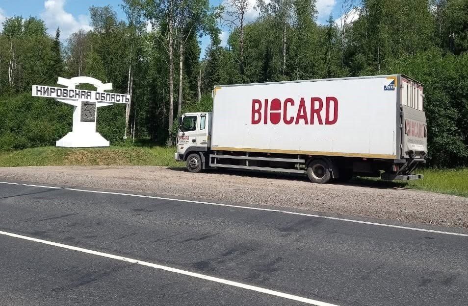 Фургон BIOCARD у стелы «Кировская область»
