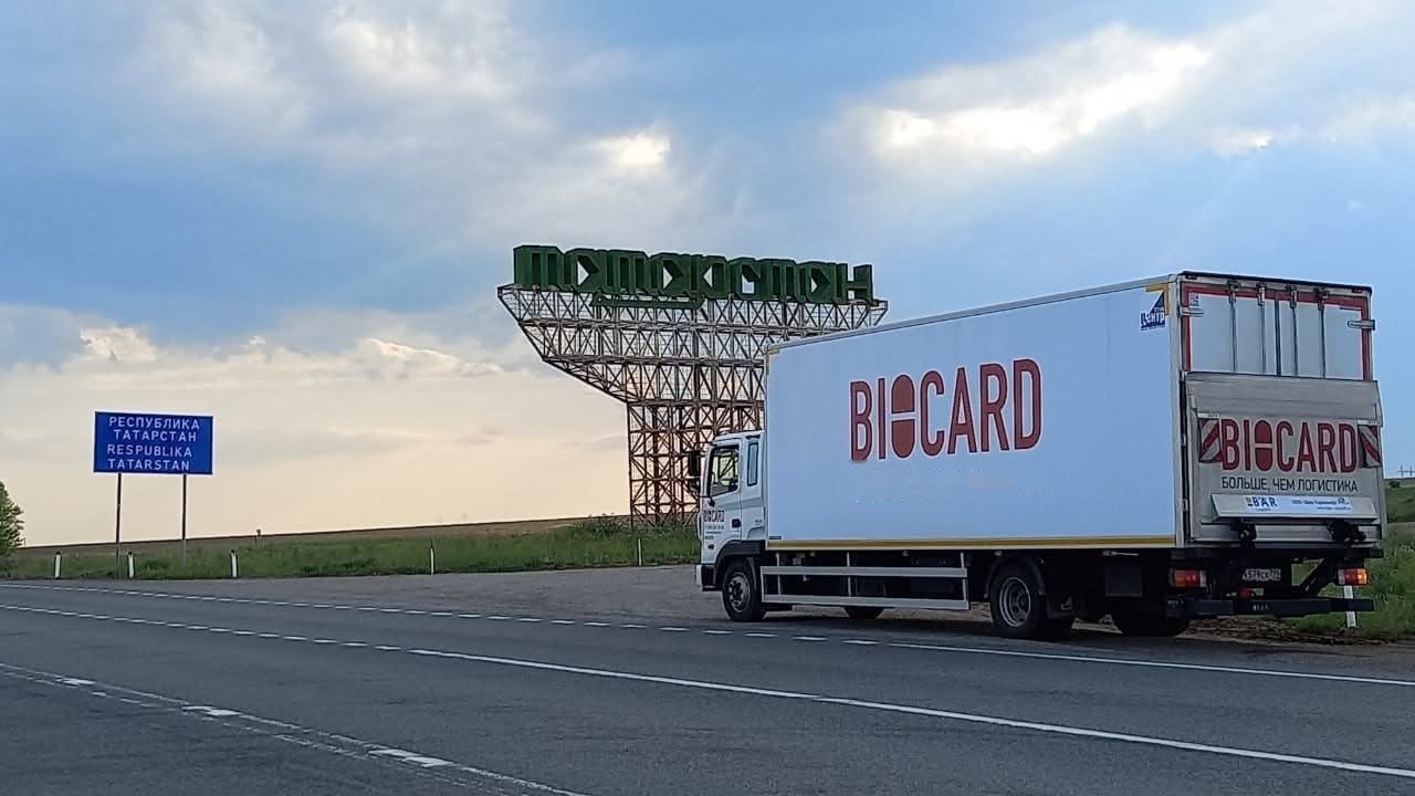Фургон BIOCARD на трассе у стелы Республики Татарстан
