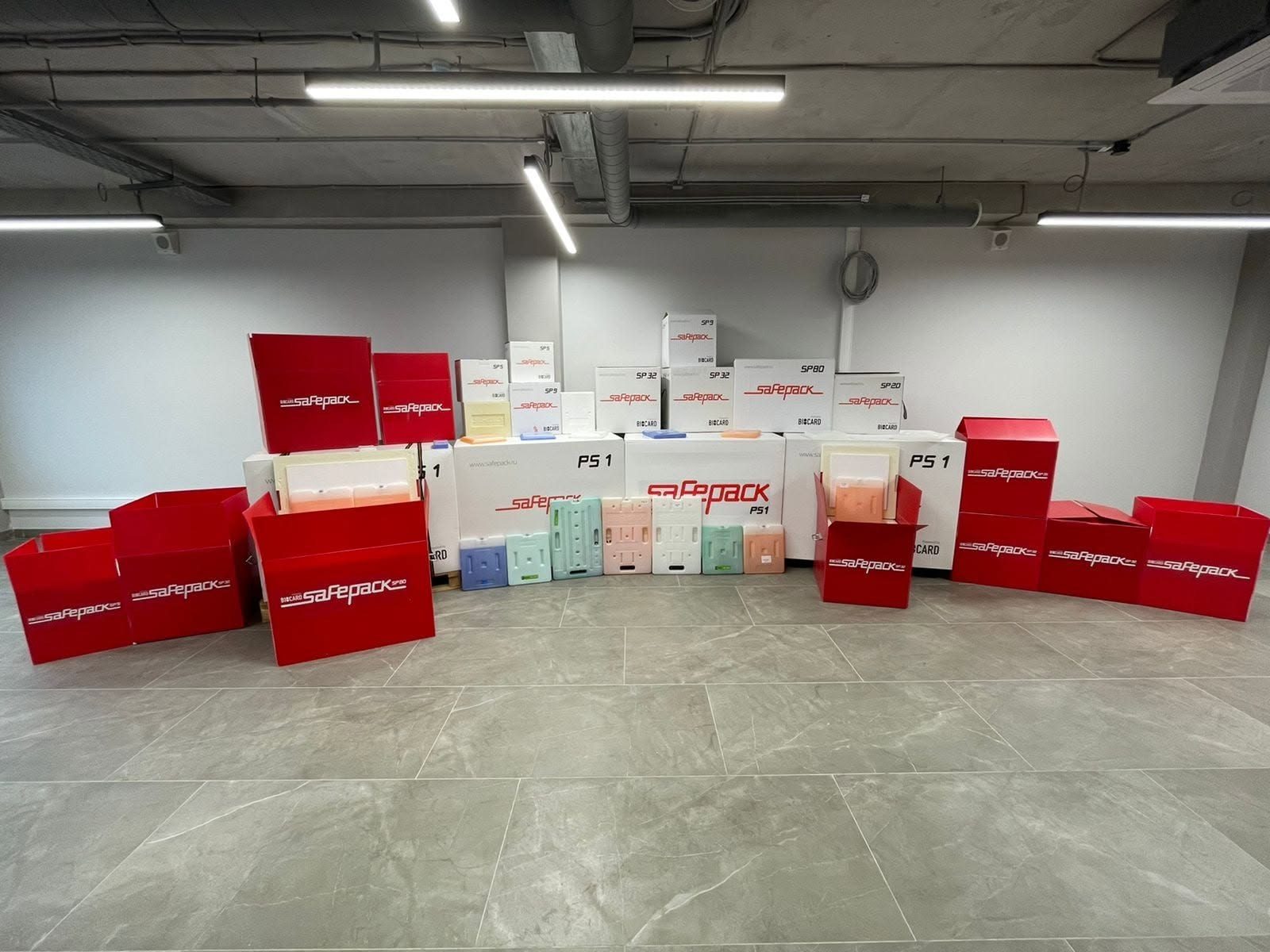 Линейка термоконтейнеров SafePack и разноцветные хладоэлементы в демонстрационном зале BIOCARD